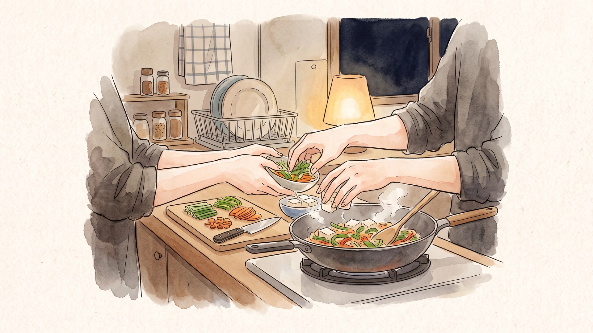 二人の手が並んで、フライパンの炒め物と切った野菜を扱っている